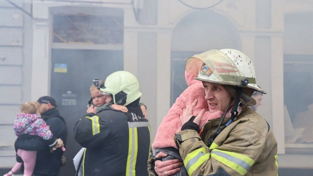 Vatrogasci spašavaju djecu iz pogođenog vrtića
