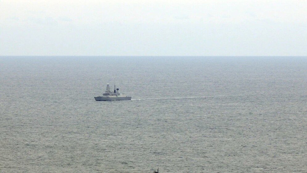 HMS Duncan (u pozadini) prati ruski razarač Vice Admiral Kulakov