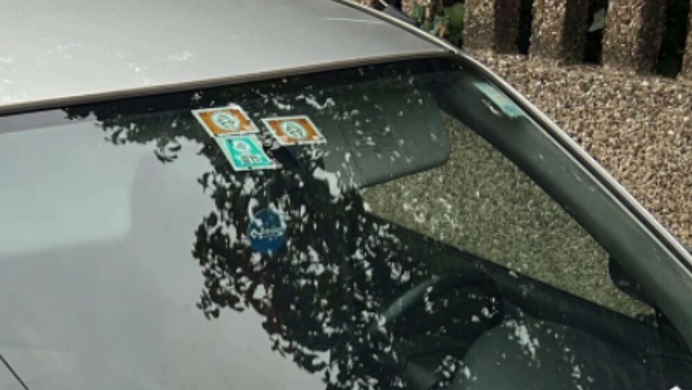 Automobil s nekolicinom kazni za parkiranje