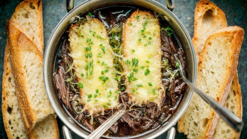 Sporo pečena junetina sa zapečenim sirom