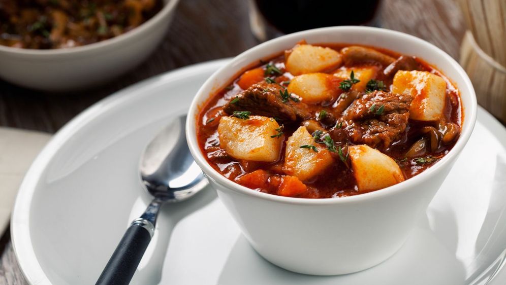 Goveđi gulaš s mrkvom i krumpirom