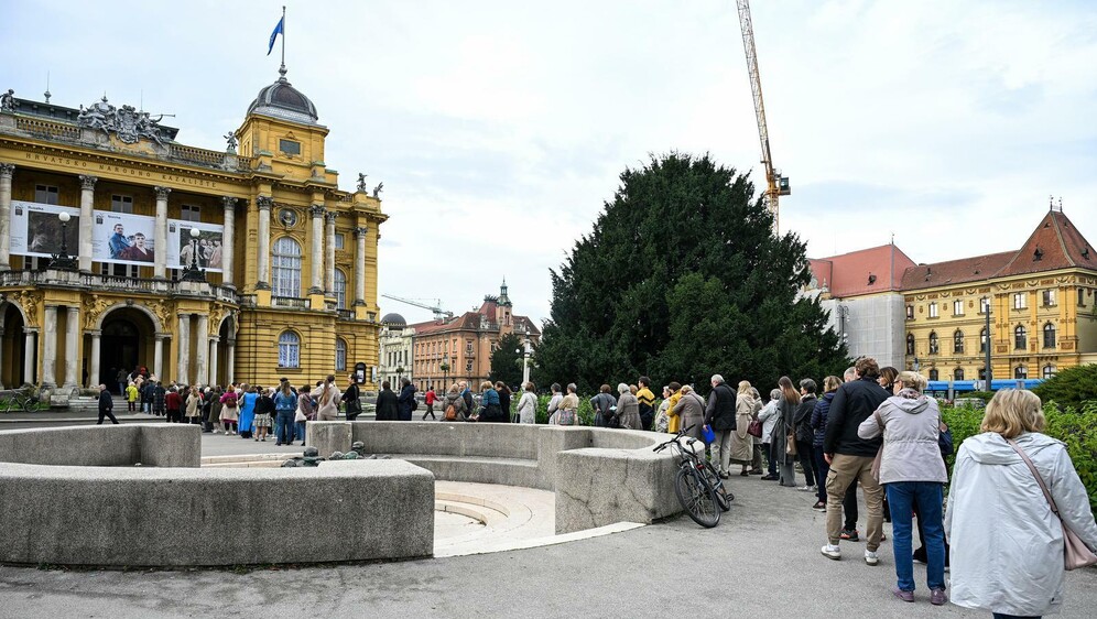 Građani čekaju u redu ispred HNK-a - 1