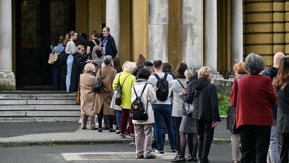 Građani čekaju u redu ispred HNK-a - 2