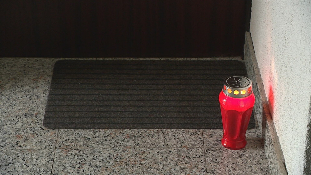 Lampion ispred vrata stana