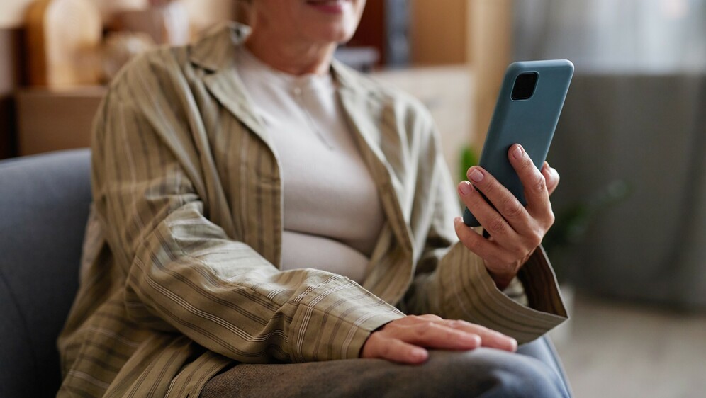 Ilustracija; Audio knjiga na mobitelu