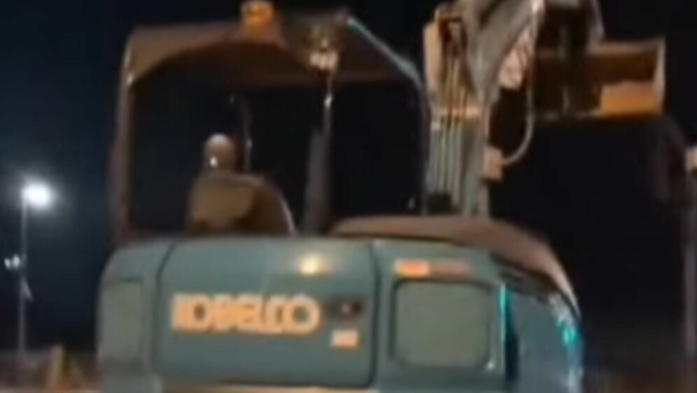 Bager ostavljen u neobičnoj pozi