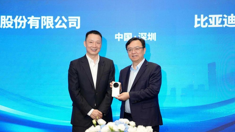 James Li, izvršni direktor tvrtke Honor Terminal Co., Ltd., i Wang Chuanfu, predsjednik uprave i predsjednik BYD Grupe