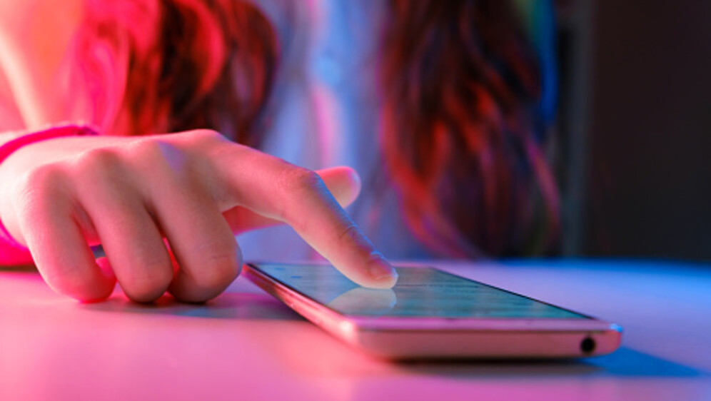 Djevojčica gleda mobitel, ilustracija