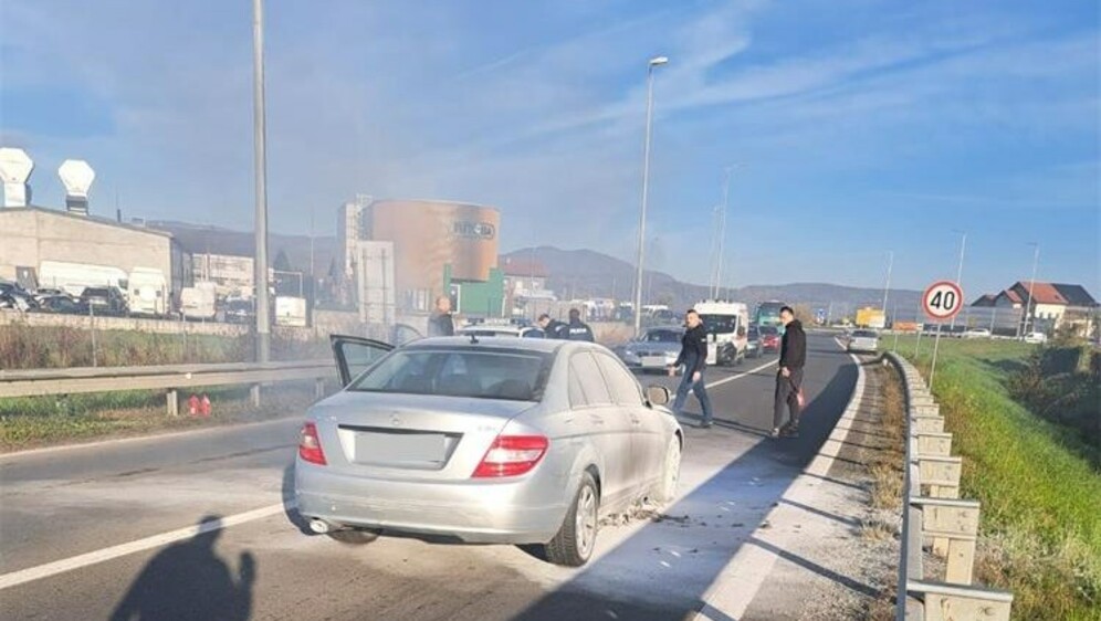 Gašenje požara na automobilu na A4 - 4