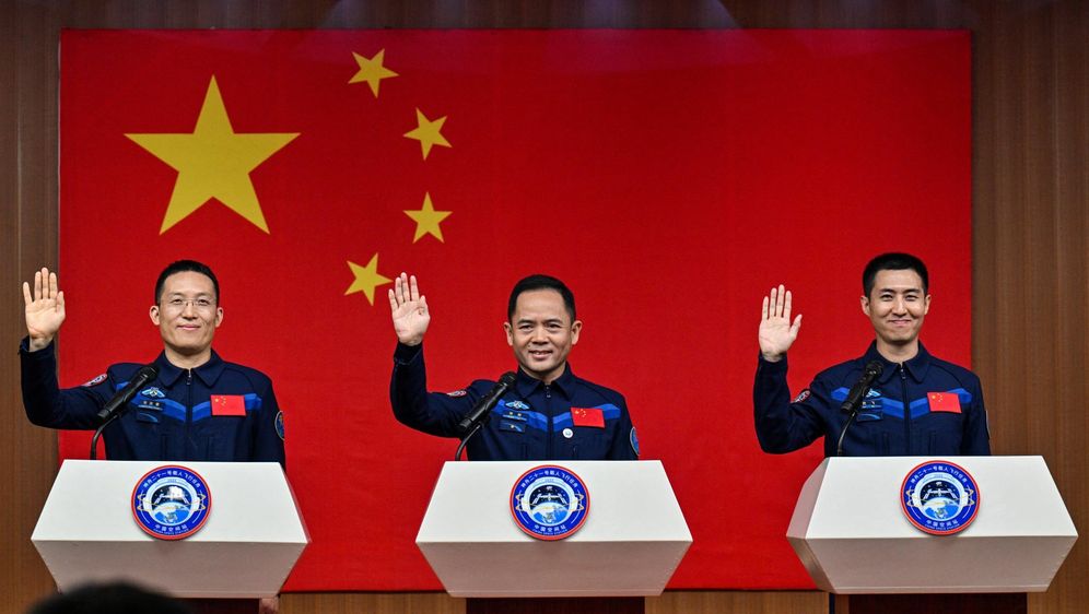 Kineski astronauti - Wu Fei, Zhang Lu i Zhang Hongzhang