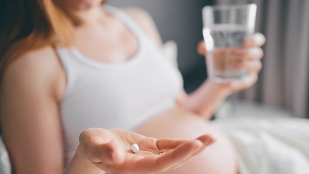 Paracetamol u trudnoći: Smije li se piti i uzrokuje li autizam kod djeteta?