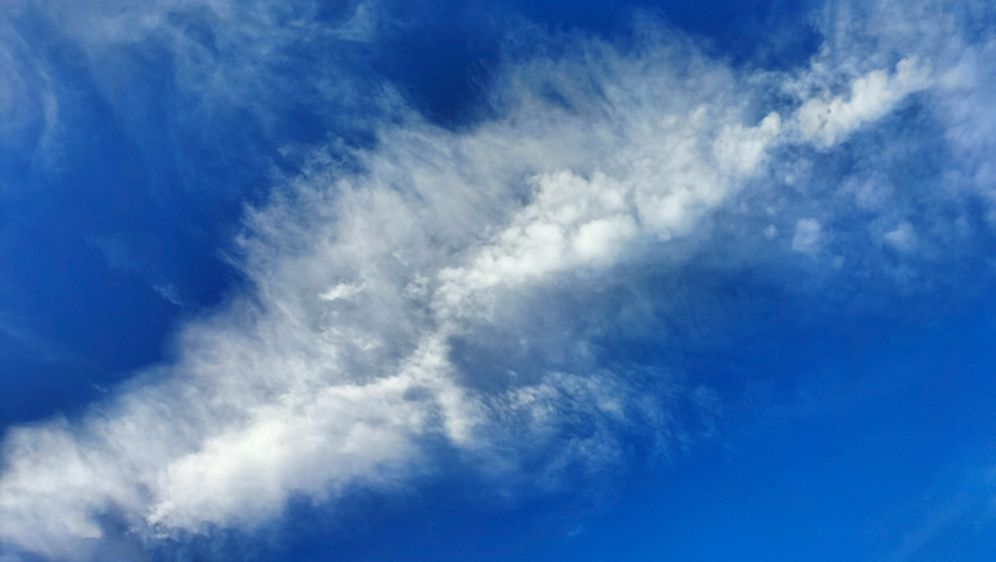 Raspršeni trag ispušnih plinova iz zrakoplova na nebu