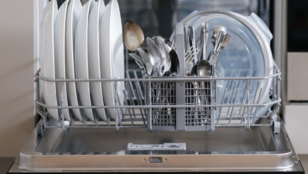 Kako se pravilno slaže pribor za jelo u perilicu?