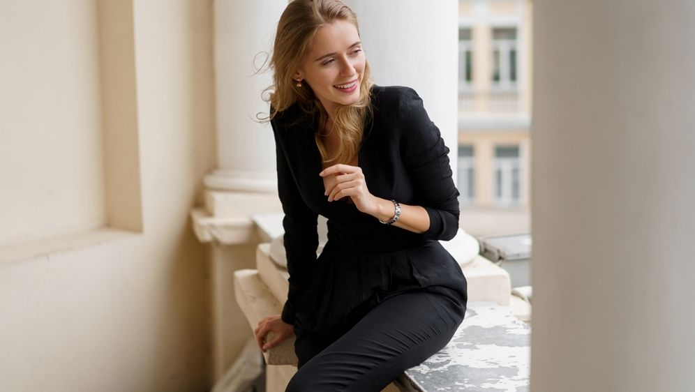 Žena u crnom outfitu