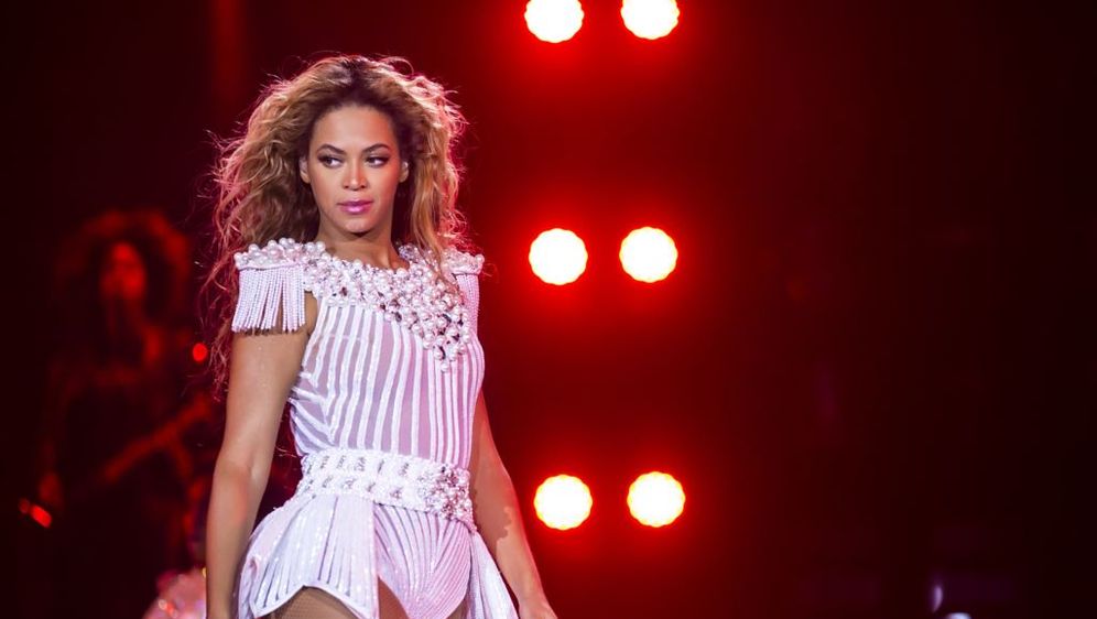 Fan odvukao Beyonce s pozornice, no ona mu pružila ruku