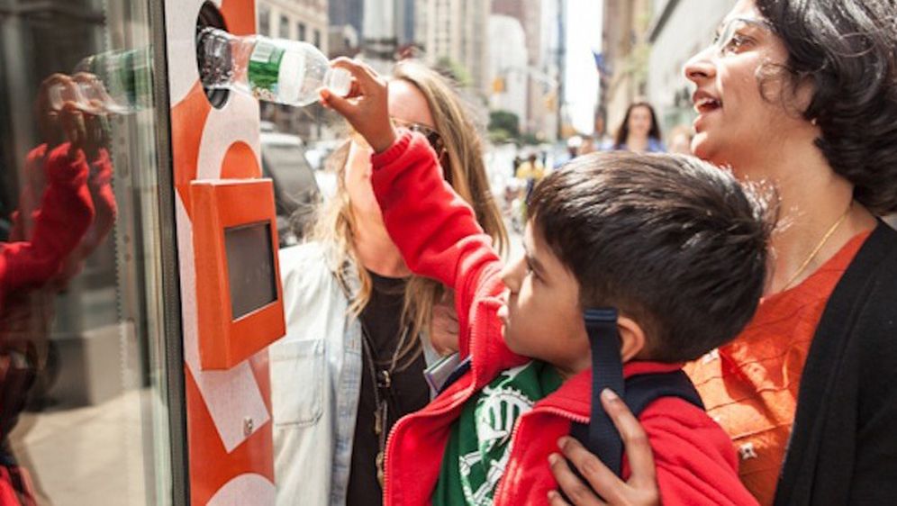 Automat u zamjenu za plastične boce poklanja majice poznate dizajnerice Allison Parris
