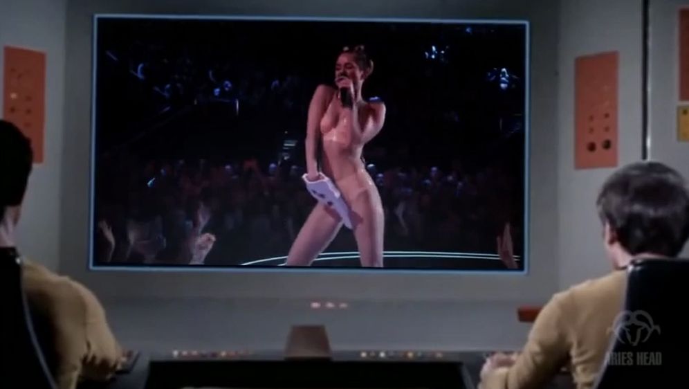 Kapetan Kirk iz Star Treka gleda nastup Miley Cyrus