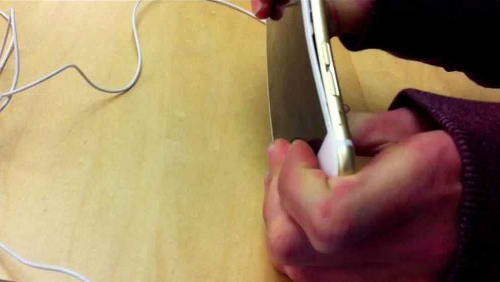 Ljudi su počeli uništavati Appleove telefone po trgovinama!