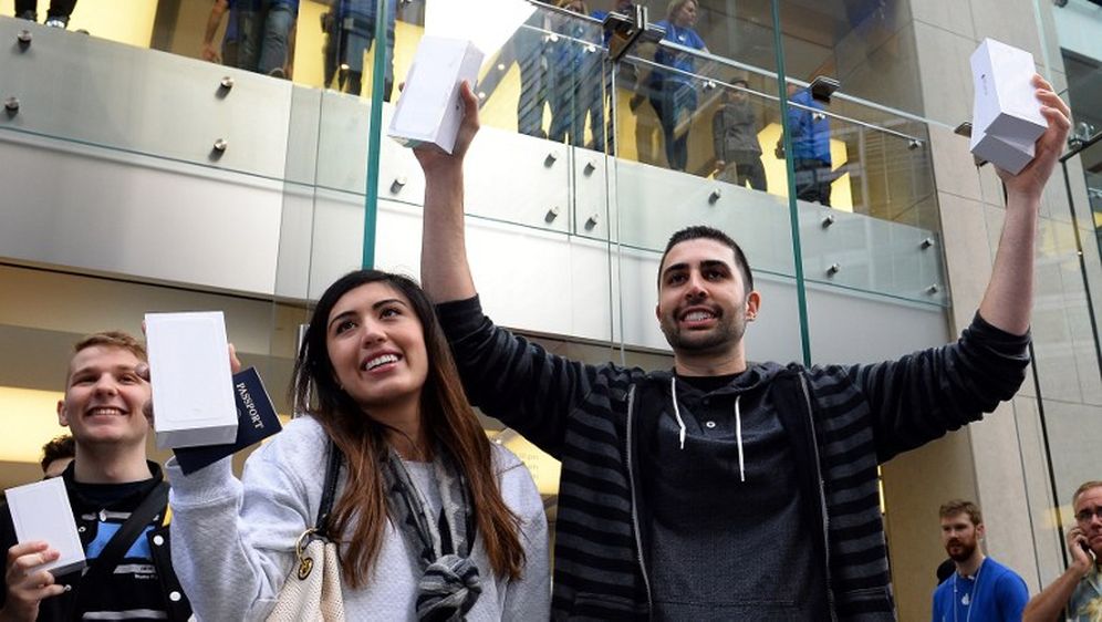 Počela prodaja iPhonea 6: Pogledajte kako se jedan od prvih kupaca osramotio!