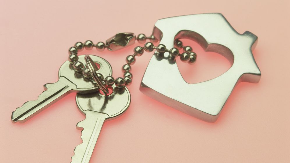 Ključevi s privjesom u obliku kuće i srca