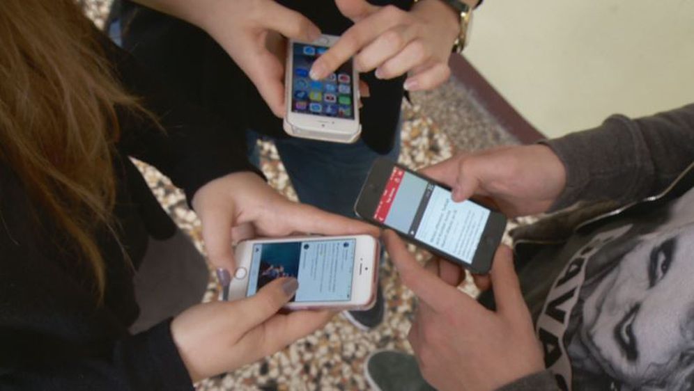 Učenici na mobitelima (Foto: Dnevnik.hr)