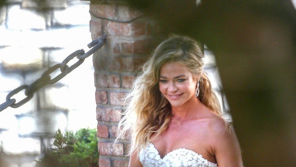 wedding dress denise richards charlie sheen wedding Actress Denise Richards pulls off a surprise wedding