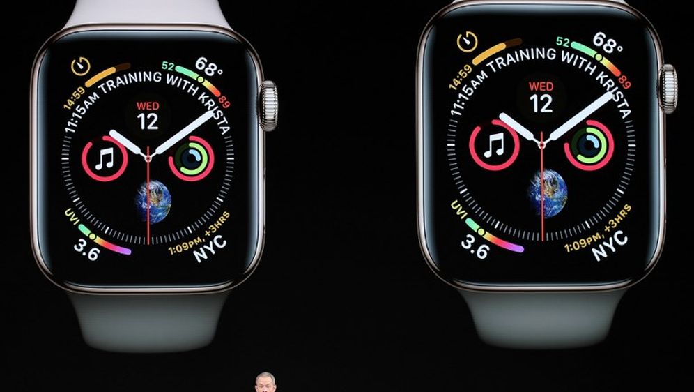 Tim Cook i Apple Watch Series 4 (Foto: AFP)