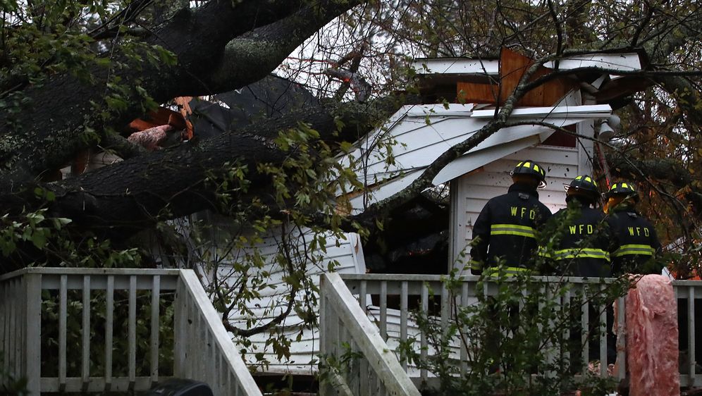Stablo palo na kuću u Wilmingtonu u Sjevernoj Karolini tijekom uragana Florence, poginule dvije osobe (Foto: AFP)
