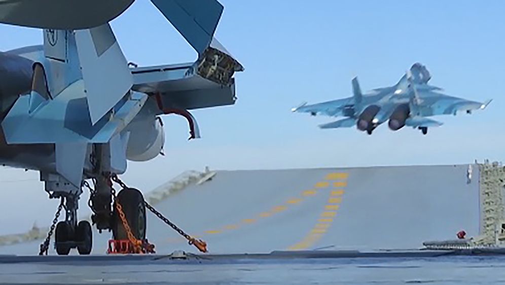 Suhoj Su-30 polijeće s palube nosača aviona (Foto: Arhiva/AFP)