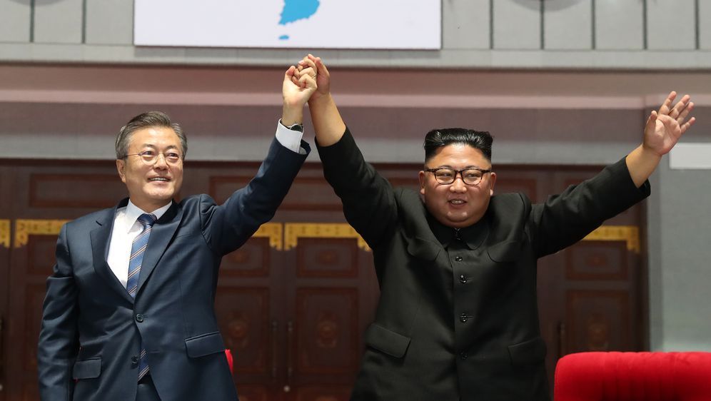 Južnokorejski predsjednik Moon Jae In i sjevernokorejski vođa Kim Jong Un (Foto: AFP)