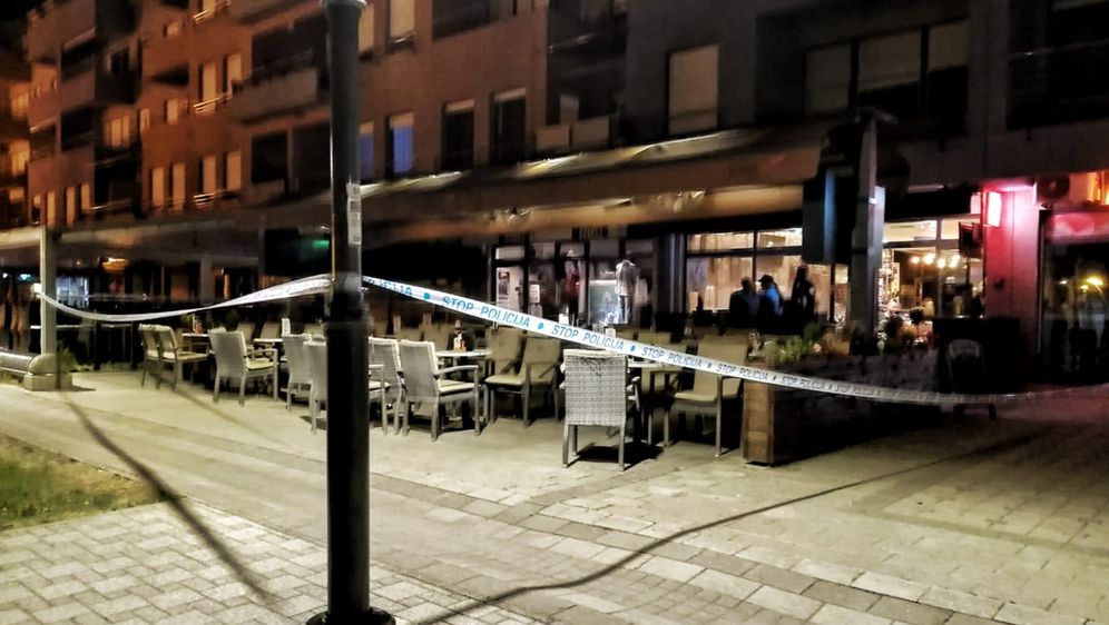 Policijski očevid ispred kafića u kojem je došlo do krvavog obračuna (Foto: Televizija Zapad)