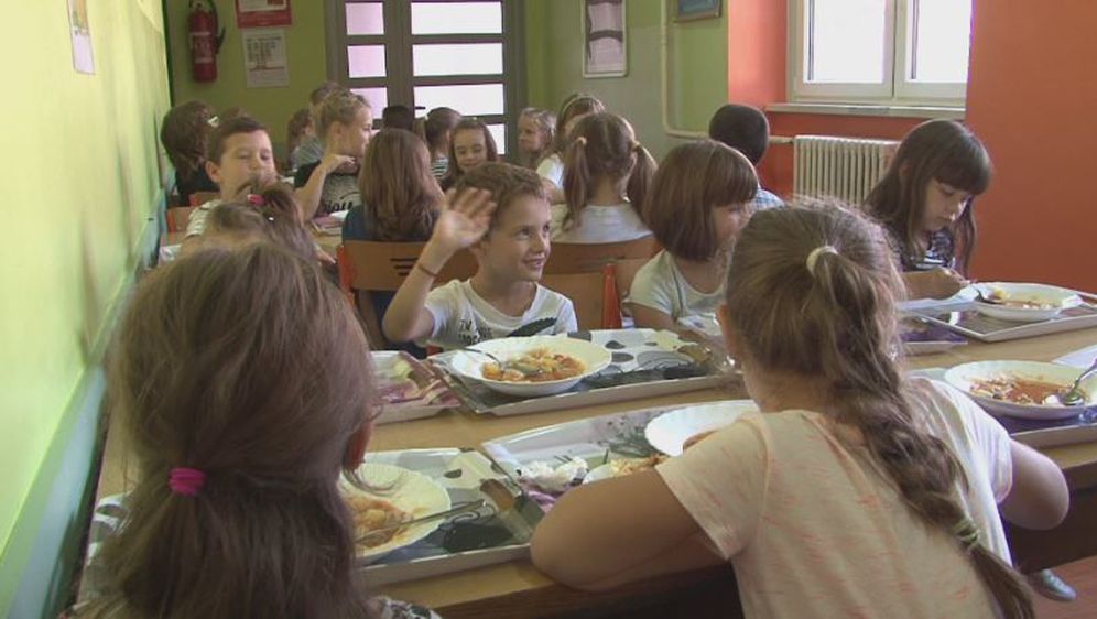 Učenici prvog razreda tijekom pokretanja kampanje Danas jedemo ribu (Foto: Dnevnik.hr) - 2