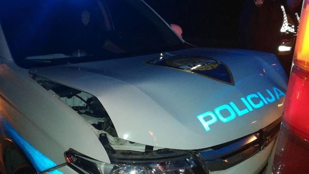 Razbijeno policijsko vozilo (Foto: PU karlovačka)