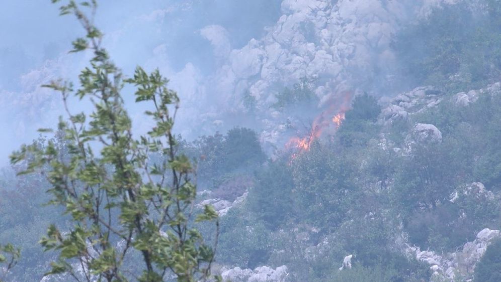 Vatrogasci i dalje na požarištima u Dalmaciji (Foto: Dnevnik.hr) - 1
