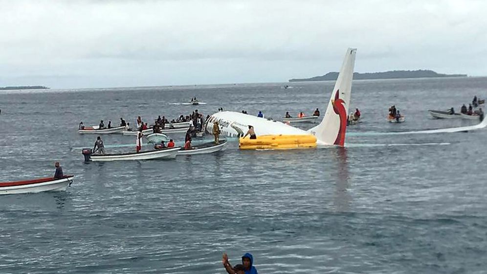 Avion promašio pistu 1 (Foto: AFP)