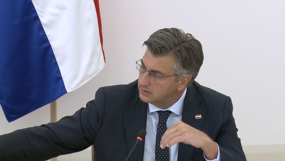 Premijer Plenković zaustavlja Damira Krstičevića (Foto: Dnevnik.hr)