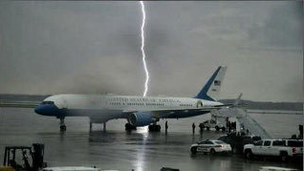 Udar munje pored predsjedničkog zrakoplova (Foto: Twitter)