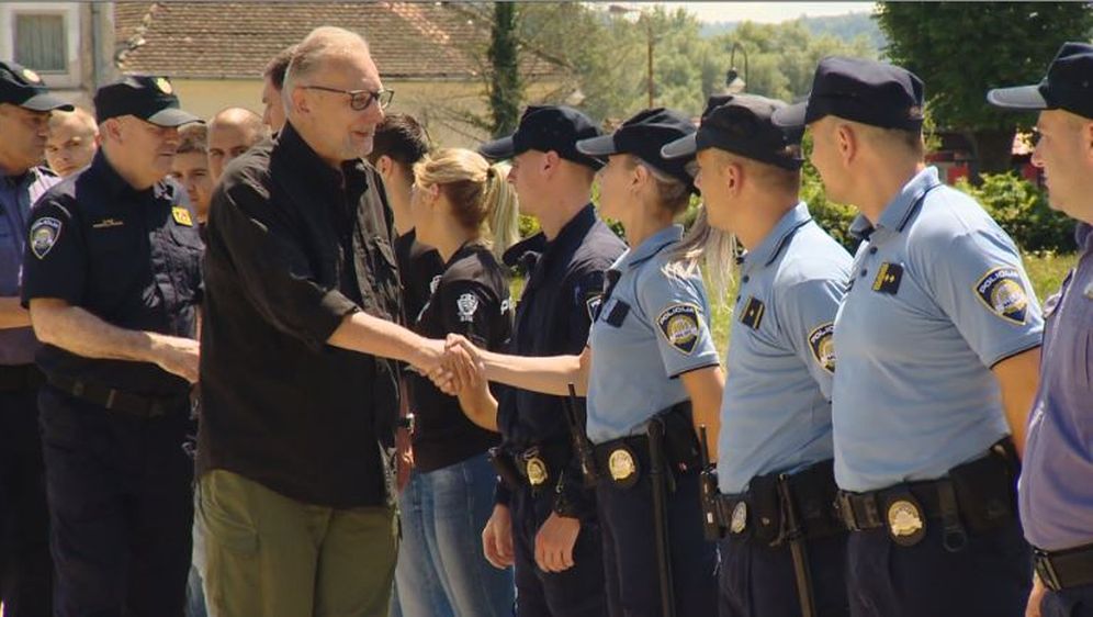 Ministar se rukuje s policajcima i policajkama (Foto: Dnevnik.hr)