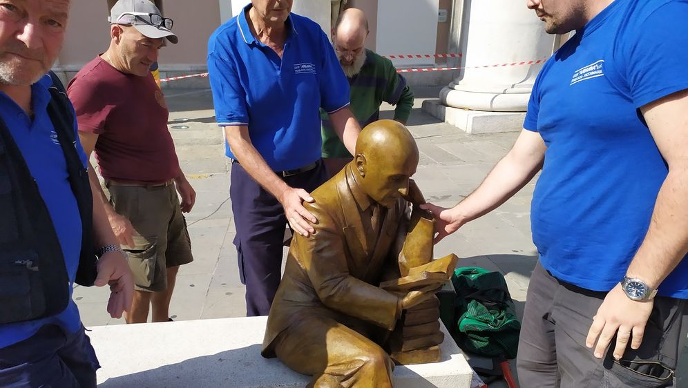 Postavljen kip Gabrieleu D\'Annunziju u Trstu (Foto: Facebook/ Roberto Dipiazza) - 1