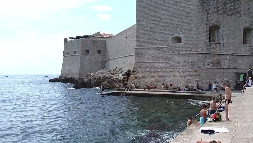 Na dubrovačkoj plaži ne preporučuje se kupanje, ali obavijesti za kupače nema (Foto: Dnevnik.hr)