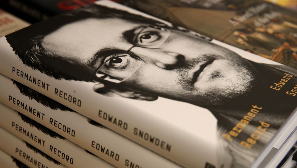 Knjiga Edwarda Snowdena (Foto: AFP)