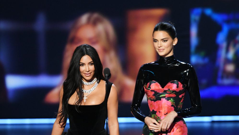 Kendall Jenner i Kim Kardashian (Foto: AFP)