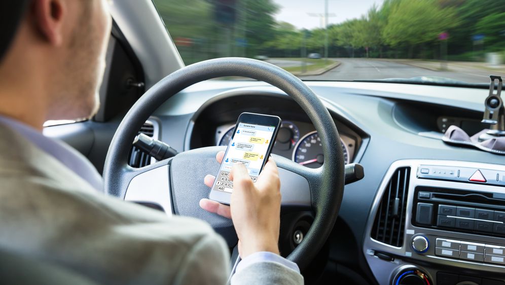 Mobiteli u vožnji (Ilustracija: Getty)