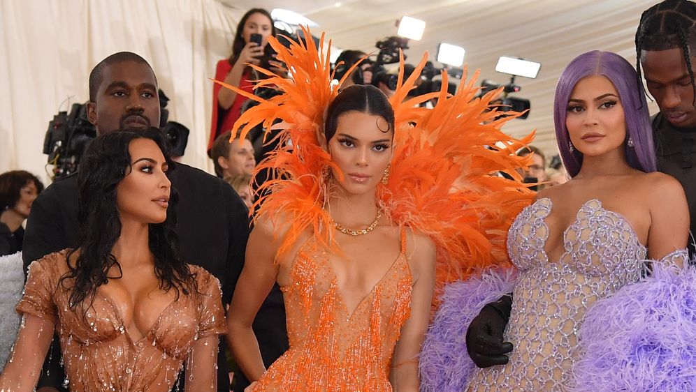 Kim Kardashian i Kendall Jenner (Foto: AFP)