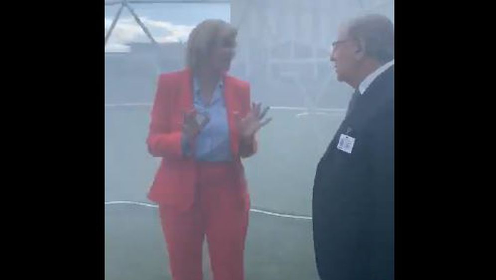 Povjerenik Europske komisije Karmenu Vella u šatoru sa zagađenim zrakom (Screenshot: Twitter)