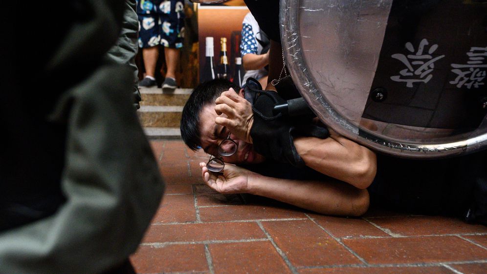Nastavljaju se nasilni prosvjedi u Hong Kongu (Foto: AFP) - 5