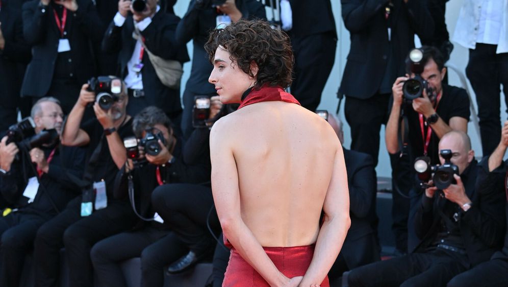 Glumac Timothee Chalamet u kombinezonu s golim leđima na Filmskom festivalu u Veneciji