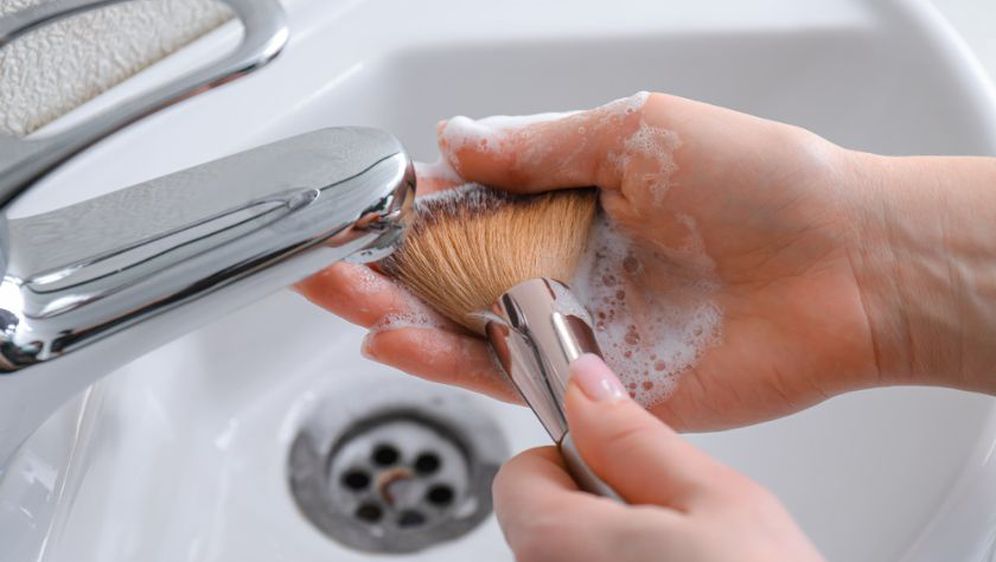 Pranje četkica za šminkanje