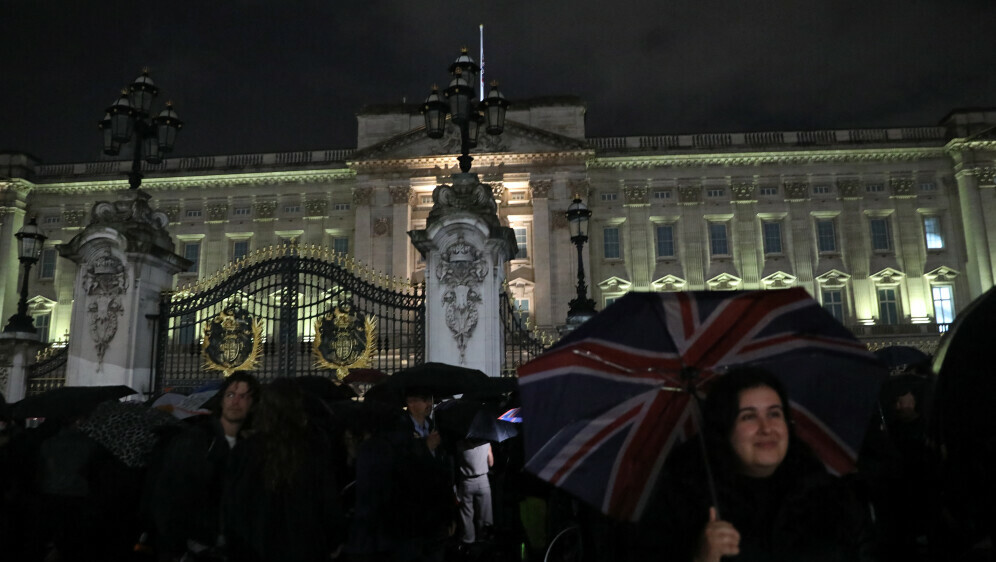 Ljudi ispred Buckinghamske palače