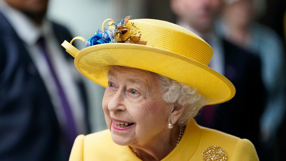 Kraljica Elizabeta II. birala je jarke boje kako bi je ljudi lakše uočili